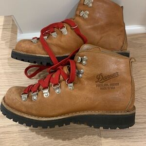Women’s Danner Mountain Light Cascade Boots